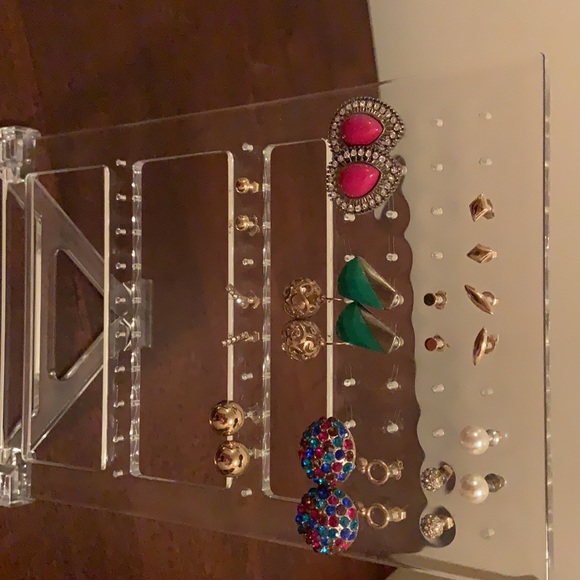 12 pairs of pierced earrings plus stand - Picture 2 of 2
